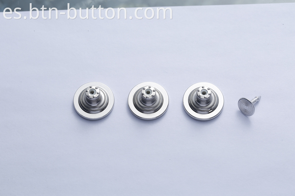 Metal snap buttons for knitwear